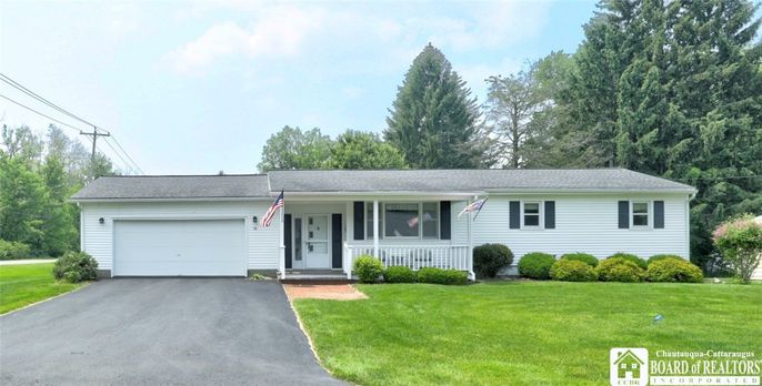 Attached, Exterior, Facade, Ranch