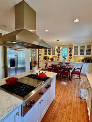 Chandelier, Dining room, Interior, Kitchen, Recessed Lighting, Stainless Steel Appliances, Wood Texture Flooring