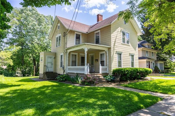 Exterior, Facade, Queen Anne Victorian