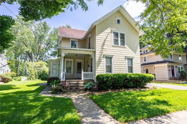 Exterior, Facade, Queen Anne Victorian