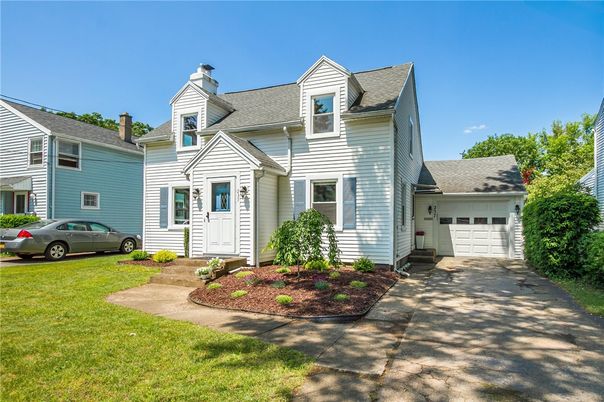 Attached, Exterior, Facade, Cape Cod