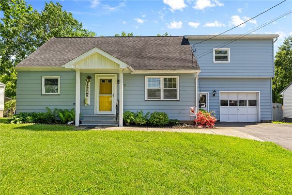 Attached, Exterior, Facade, Cape Cod