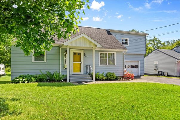Attached, Exterior, Facade, Cape Cod