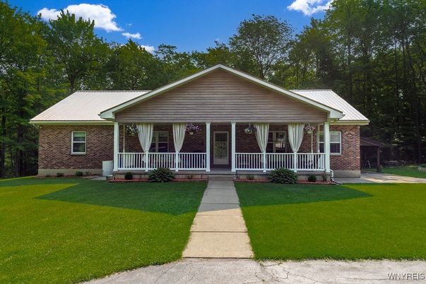 Exterior, Facade, Brick Facade, Ranch
