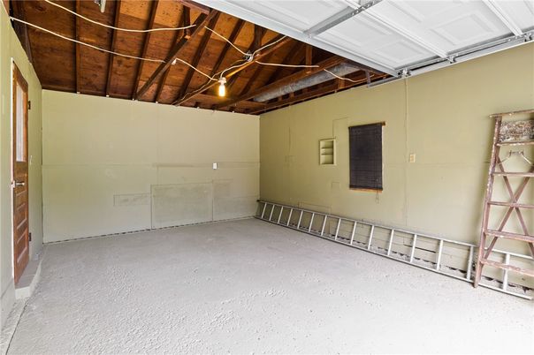 Empty room, Garage, Interior, Wooden Beams, Wooden Ceilings