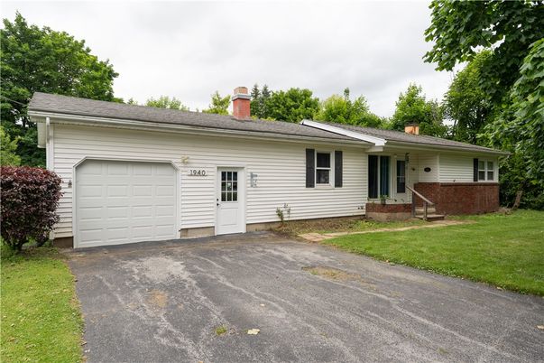 Attached, Exterior, Facade, Ranch