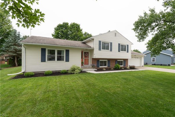 Attached, Exterior, Facade, Brick Facade, Split Level