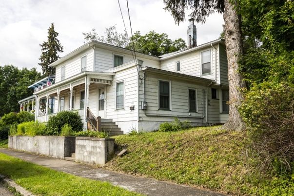 Exterior, Facade, Queen Anne Victorian