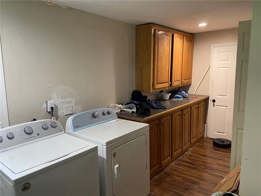 Interior, Recessed Lighting, Washer, Wood Texture Flooring