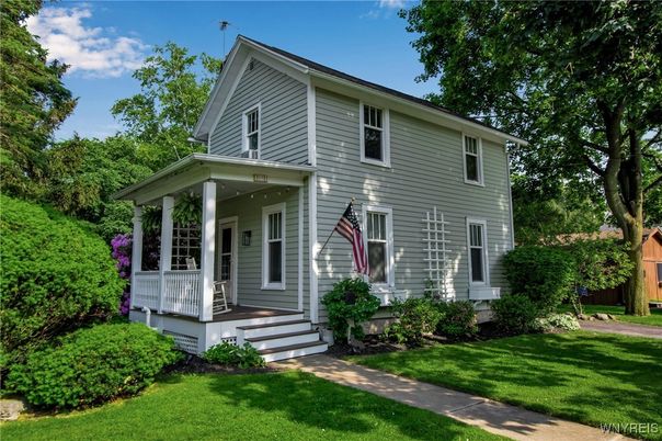 Exterior, Facade, American Foursquare