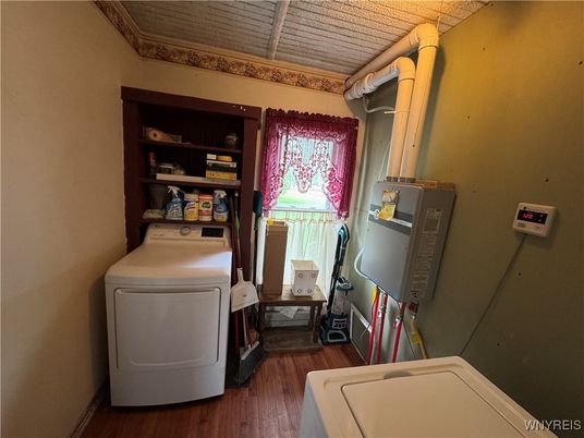 Interior, Utility Closets, Washer, Wood Texture Flooring