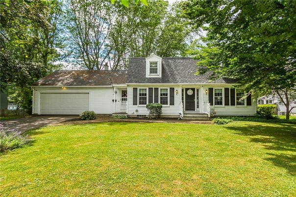 Attached, Exterior, Facade, Cape Cod