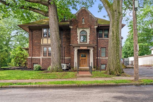 Exterior, Facade, Brick Facade, Georgian