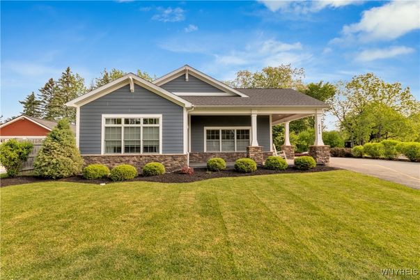 Exterior, Facade, Ranch