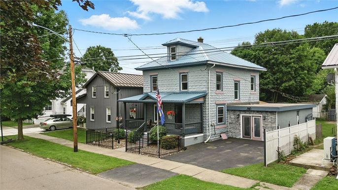 Exterior, Facade, Queen Anne Victorian