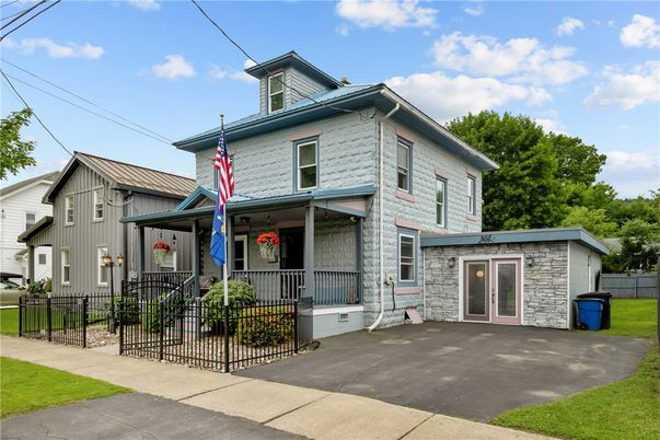 Exterior, Facade, American Foursquare