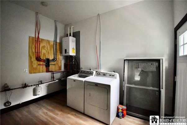 Interior, Washer, Wood Texture Flooring