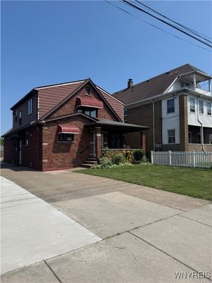Exterior, Facade, Brick Facade, American Craftsman