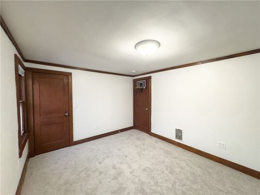 Empty room, Interior
