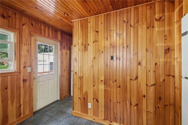 Empty room, Interior, Wooden Ceilings, Wooden Walls