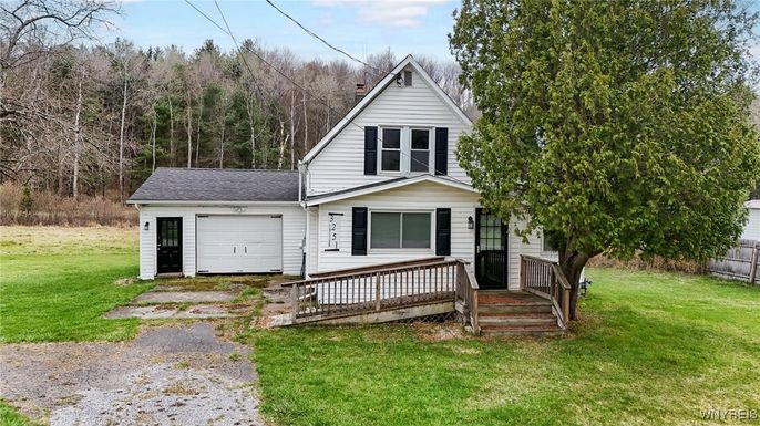 Attached, Exterior, Facade, Farmhouse