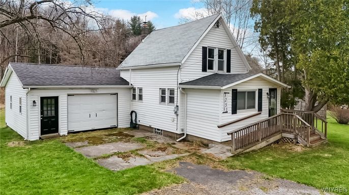 Attached, Exterior, Facade, Farmhouse