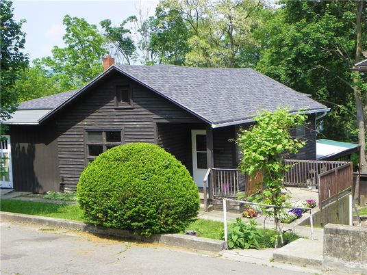 Exterior, Facade, Log Home