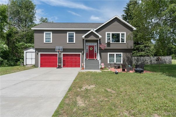 Attached, Exterior, Facade, Raised Ranch
