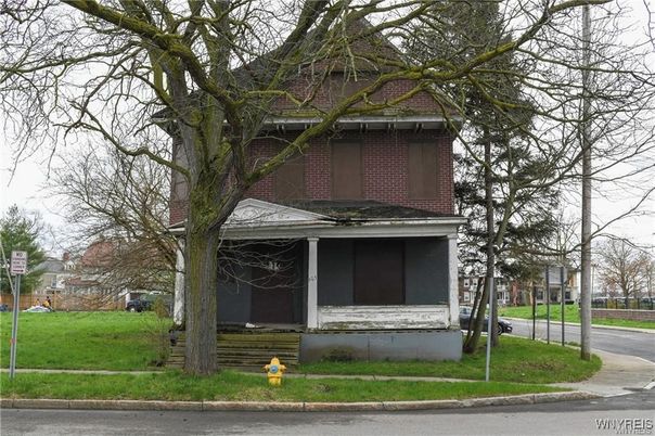 Exterior, Facade, Brick Facade, Queen Anne Victorian