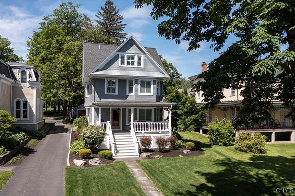 Exterior, Facade, Queen Anne Victorian