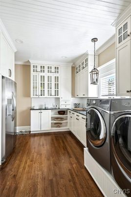 Interior, Pendant Lights, Recessed Lighting, Washer, Wood Texture Flooring