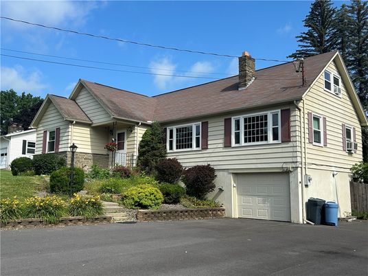 Attached, Exterior, Facade, Cape Cod