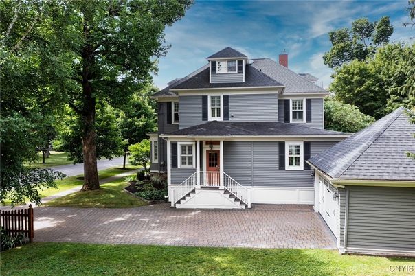 Exterior, Facade, American Foursquare
