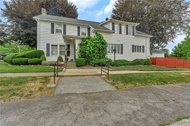 Backyard, Exterior, Facade, Split Level