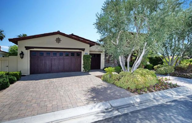 Attached, Exterior, Facade, Ranch