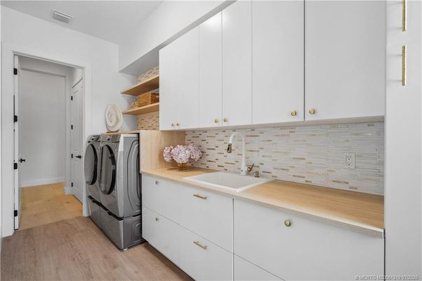 Interior, Washer, Wood Texture Flooring
