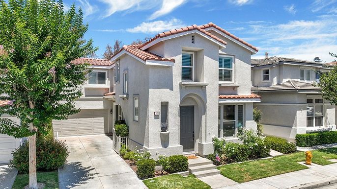 Attached, Exterior, Facade, Mediterranean