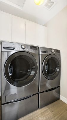 Interior, Washer, Wood Texture Flooring