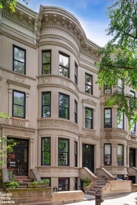 Exterior, Facade, Brownstone