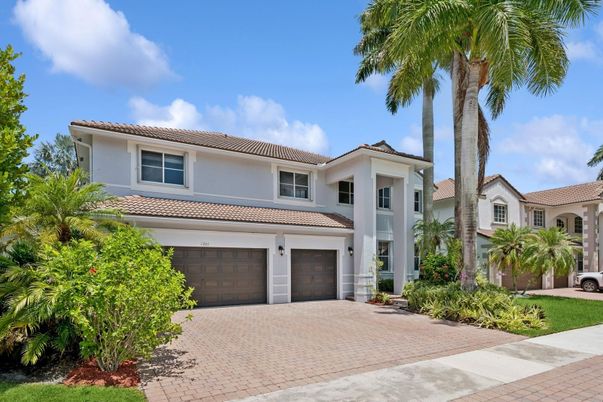 Attached, Exterior, Facade, Mediterranean