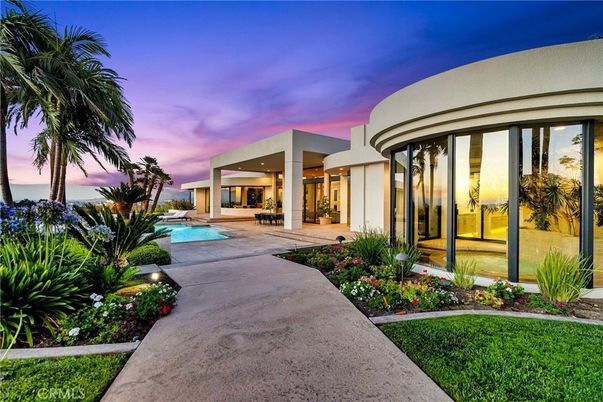 Exterior, Facade, Pool, Modern