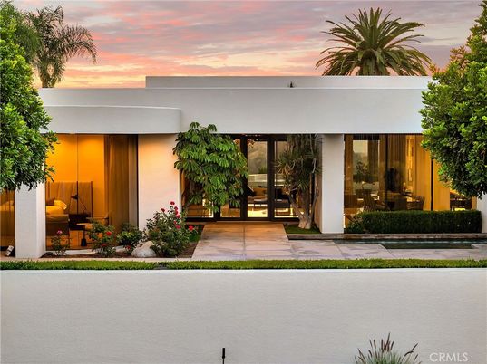 Exterior, Facade, Modern