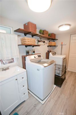 Interior, Washer, Wood Texture Flooring