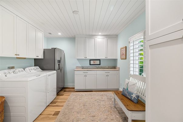 Interior, Recessed Lighting, Washer, Wood Texture Flooring