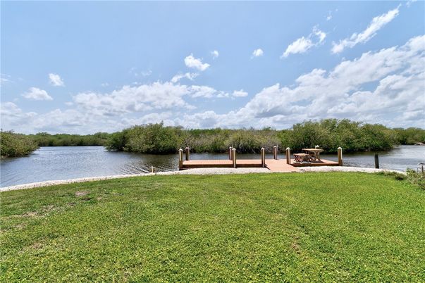 Exterior, Lake
