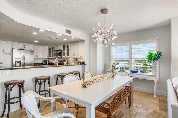 Dining room, Interior, Kitchen, Pendant Lights, Recessed Lighting, Stainless Steel Appliances