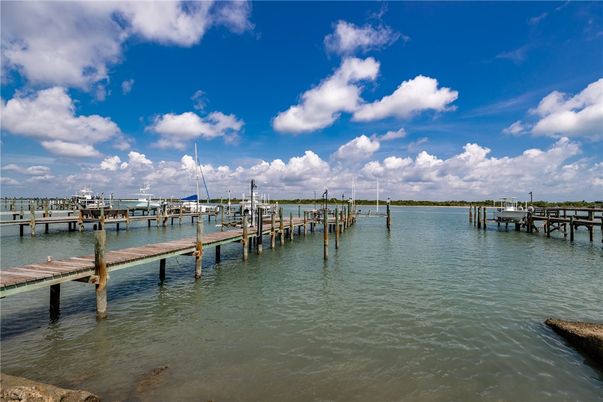 Exterior, Lake