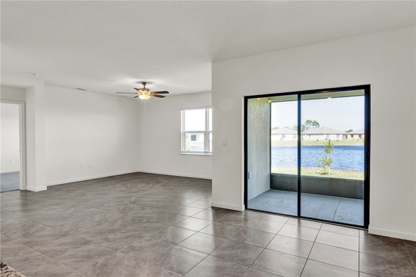 Empty room, Interior