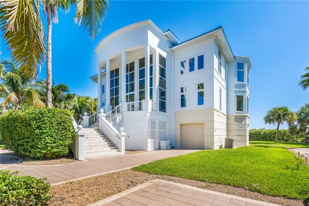 Attached, Exterior, Facade, Modern