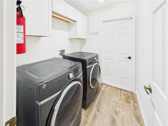 Interior, Washer, Wood Texture Flooring